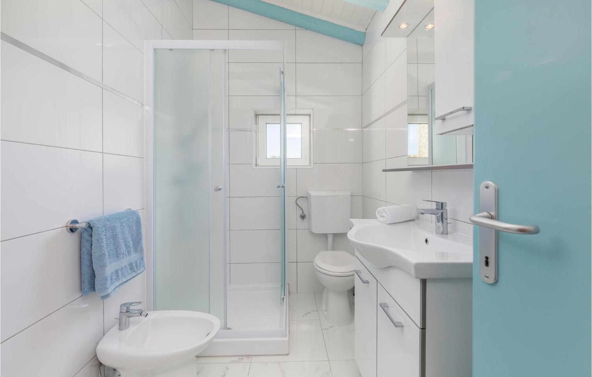 Cozy Apartment In Tar With House Sea View Tar-Vabriga Bagian luar foto