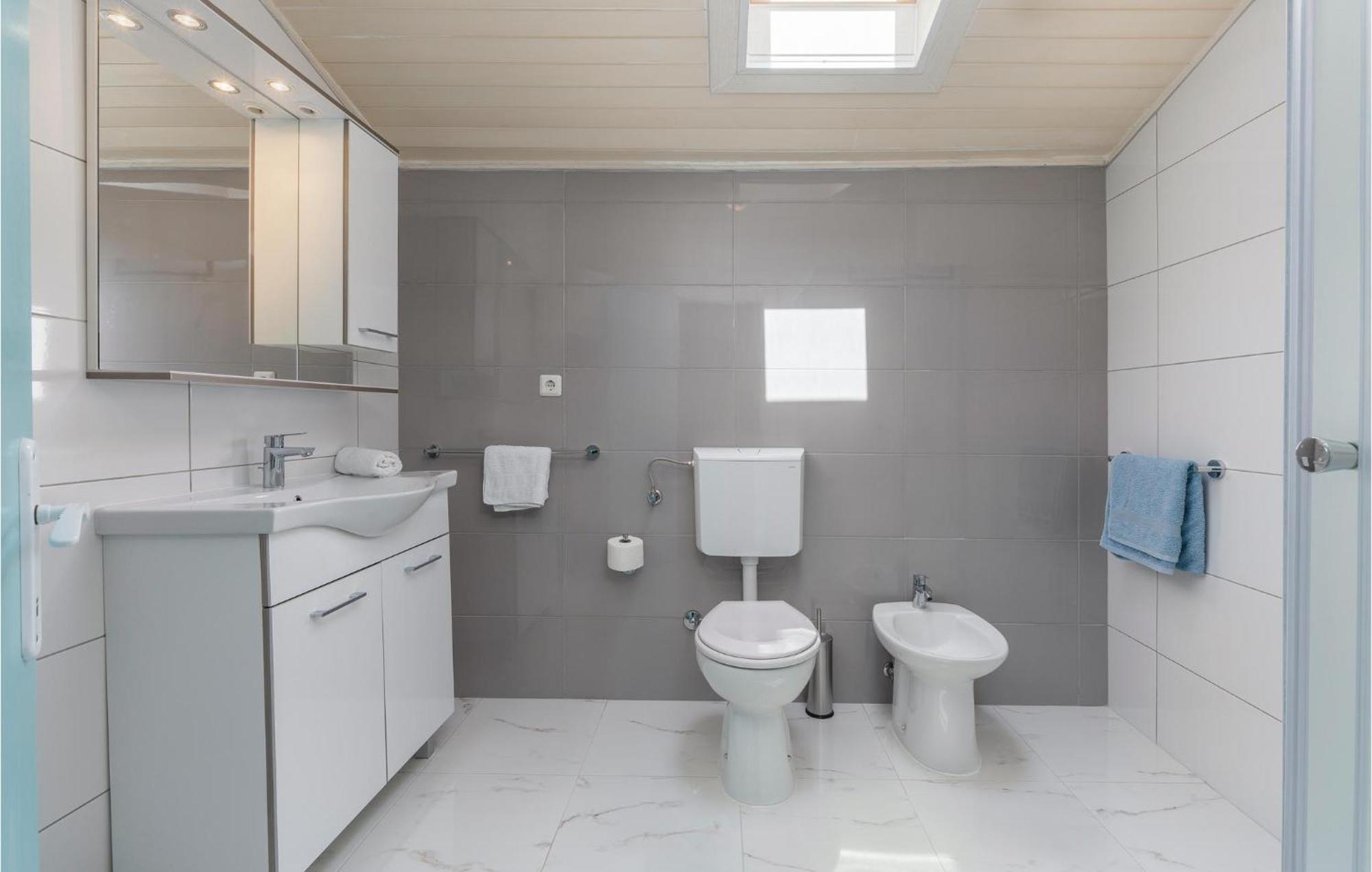 Cozy Apartment In Tar With House Sea View Tar-Vabriga Bagian luar foto